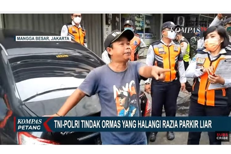 Petugas gabungan menertibkan kendaraan roda empat yang parkir di bahu jalan di Jalan Mangga Besar Raya, Sawah Besar, Jakarta Pusat, Rabu (27/1/2021).