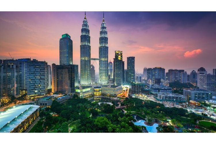 Menara Kembar Petronas merupakan salah satu landmark yang patut dikunjungi ketika menyambangi Kuala Lumpur, Malaysia.