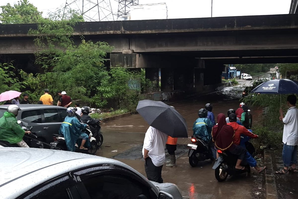 Banjir di Kolong Tol Pondok Kelapa, Lalu Lintas dari Kalimalang Arah Jakarta Macet Total
