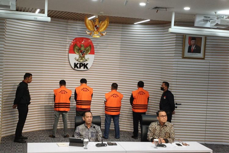 Bupati Labuhanbatu, Sumatera Utara (Sumut) Erik Adtrada Ritonga akhirnya mengenakan rompi oranye bertuliskan “Tahanan KPK”, Jumat (12/1/2024).