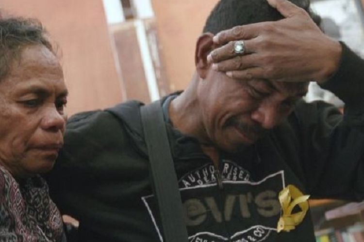 Alberto Muhammad menangis tersedu saat bertemu dengan kakaknya, Markita Ximenes, setelah terpisah selama 32 tahun. Markita adalah keluarga terdekat Alberto yang masih hidup di Timor Leste. 
