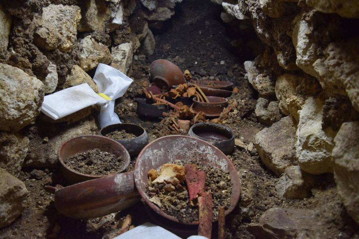 Saat makam yang terletak di situs El Perú-Waka di hutan hujan di utara Guatemala ini dibuka, arkeolog menemukan topeng giok dan tulang-tulang yang keduanya dicat dengan warna merah terang.