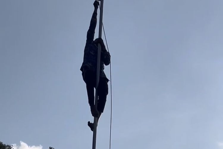 Heroik! PPPK di Pamekasan Panjat Tiang Sambung Tali Bendera Putus