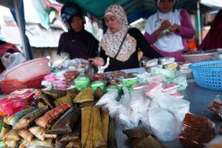 Aneka kue yang dijajakan pedagang di Muntok. Muntok juga terkenal dengan sebutan ”kota seribu kue”.