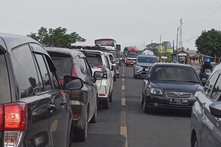 Kemacetan panjang kendaraan mewarnai arus mudik di ruas Jalan Pejagan Brebes- Prupuk Tegal, Jawa Tengah H-2 Lebaran, Senin (8/4/2024).