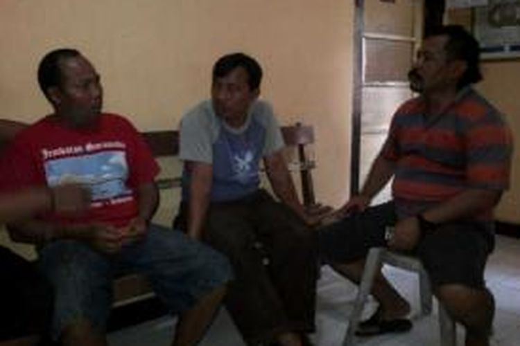 Dua pelaku penjual daging oplosan sapi dan celeng (babi hutan), diamankan petugas. Kedua pelaku ditangkap di Pasar Umbulsari, Kecamatan Umbulsari, Jember Jawa Timur, Kamis (23/10/2014). 