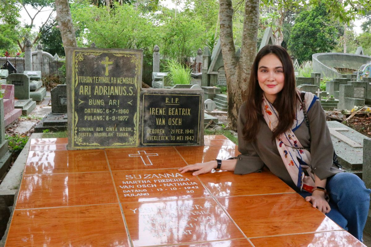 Luna Maya berziarah ke makam Suzzanna di TPU Giriloyo, Kota Magelang, Magelang Utara, Jawa Tengah, Sabtu (13/10/2018).