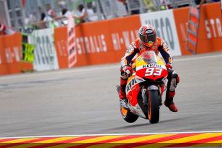 Pebalap Honda asal Spanyol, Marc Marquez melintasi Sirkuit MotorLand Aragon pada sesi kualifikasi GP Aragon, Sabtu (28/9/2013).