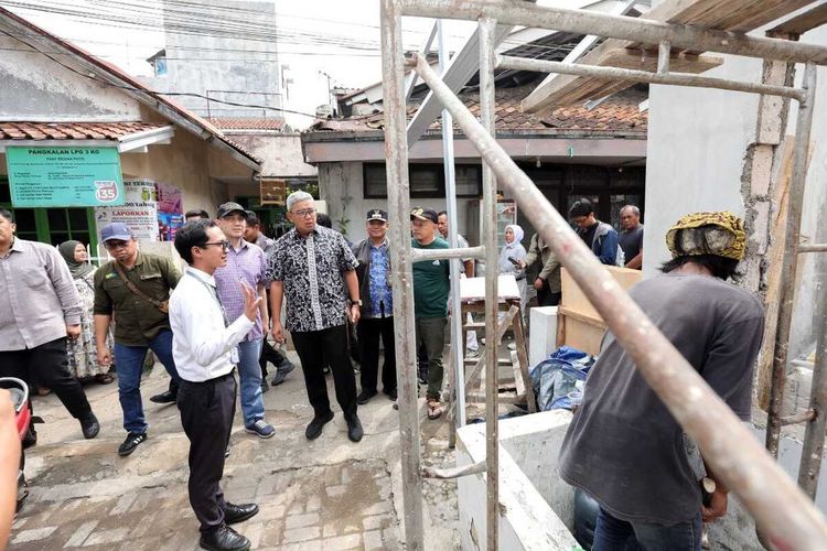 Wali Kota Bandung, Muhammad Farhan, meninjau langsung progres renovasi 11 rumah tidak layak huni (Rutilahu) di kawasan Kelurahan Ciroyom, Andir, Kota Bandung, Minggu (1/6/2025).