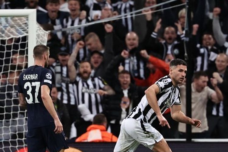 Bek Newcastle, Fabian Schar, berselebrasi seusai mencetak gol dalam laga Liga Champions 2023-2024 yang mempertemukan Newcastle vs PSG di Stadion St James' Park pada 4 Oktober 2023. (Foto oleh FRANCK FIFE / AFP) 