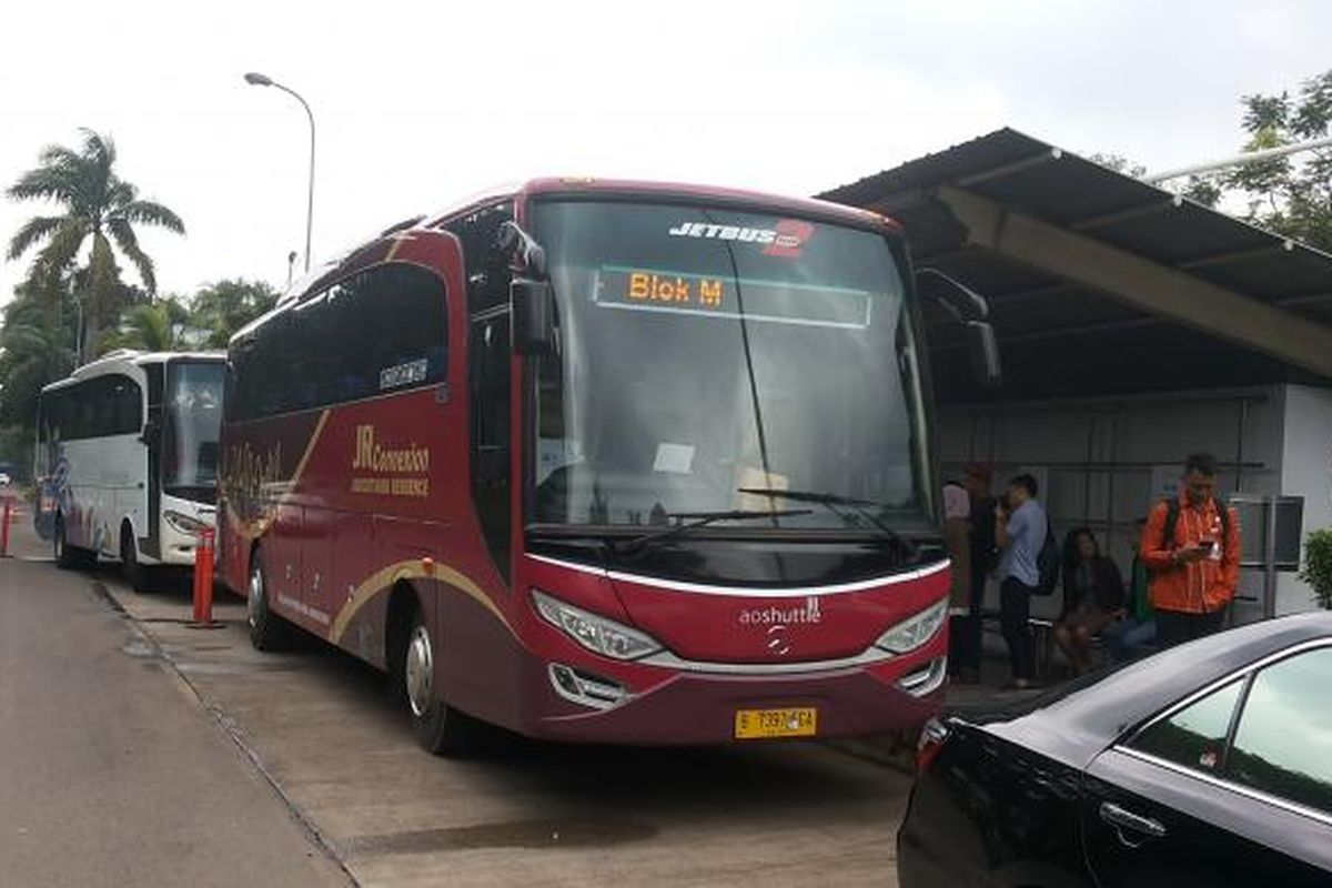 Bus Jabodetabek Residence (JR) Connexion yang melayani pemberangkatan dari Lippo Cikarang di Bekasi.