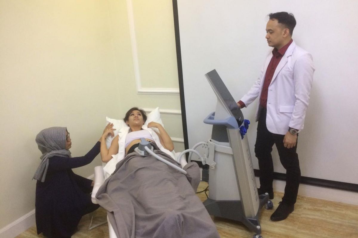 The Clinic Beautylosophy memeragakan penggunaan alat Emsculpt