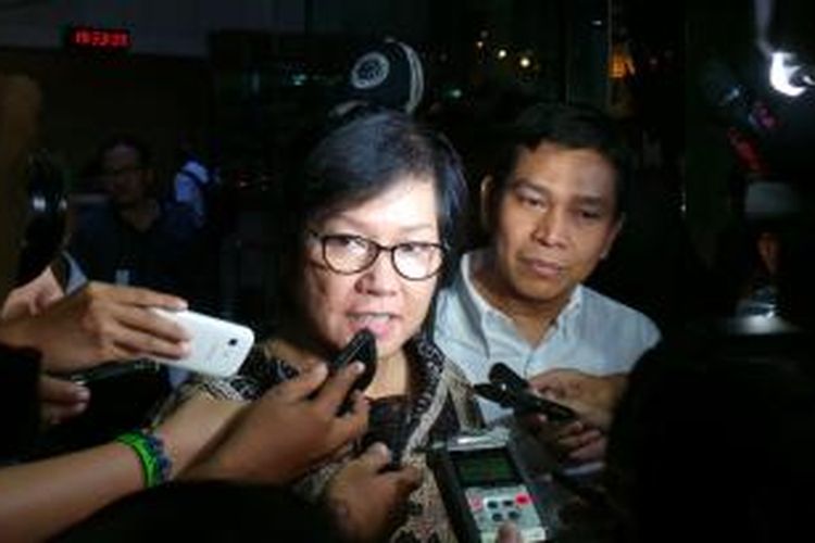 Direktur Utama PT Pertamina Karen Agustiawan berbicara kepada wartawan seusai diperiksa Komisi Pemberantasan Korupsi kepadanya selama pemeriksaan hampir sepuluh jam, Kamis (7/11/2013). 