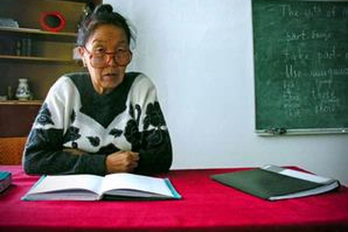 Manapova Satkinbu alias Mbak Satina di ruang kelasnya