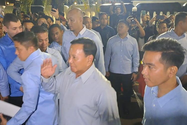 Pasangan nomor urut 2 Prabowo-Gibran tiba di kantor KPU, Jakarta Pusat, Selasa (12/12/2023) malam. 