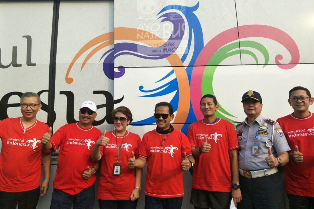 Menteri Pariwisata Arief Yahya (topi putih) dan Wakil Gubernur DKI Jakarta Sandiaga Uno (ketiga dari kanan) saat peluncuran bus berornamen Wonderful Indonesia di Monas, Jakarta Pusat, Kamis (26/7/2018). 