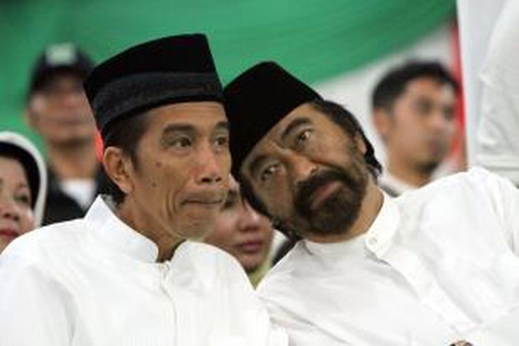 Joko Widodo (Jokowi) berbincang dengan Ketua Umum Partai Nasdem, Surya Paloh, saat acara Harlah PKB ke-16 di kantor DPP PKB, Jakarta Pusat, Rabu (23/7/2014). Selain Jokowi, Wakil Presiden terpilih, Jusuf Kalla dan sejumlah ketua partai pendukung Jokowi-JK juga hadir pada acara ini. TRIBUNNEWS/HERUDIN