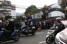 Ramainya Antrean Tiket Piala AFF di Depan Stasiun Gambir