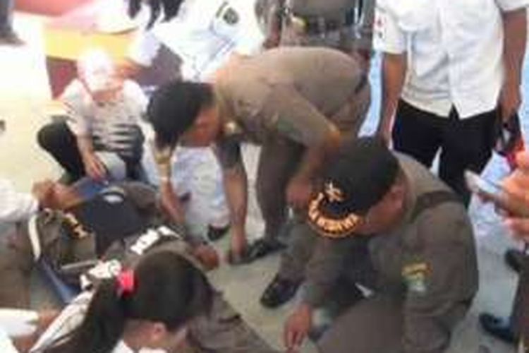 Peringatan HUT Mamuju Utara, Sulawesi Barat, diwarnai kekacauan. Petugas Satpo PP yang bertugas membawa bendera lambang Matra jatuh pingsan di tengah lapangan, Senin (18/4/2016)