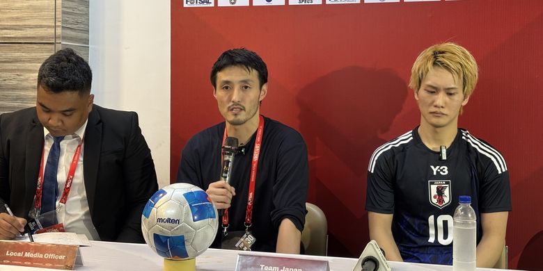 Pelatih timnas futsal Jepang, Kensuke Takahashi, ketika berbicara kepada media dalam sesi konferensi pers usai laga kontra Arab Saudi dalam ajang 4 Nations World Series 2025 di Jakarta International Velodrome, Sabtu 1 Februari 2025.