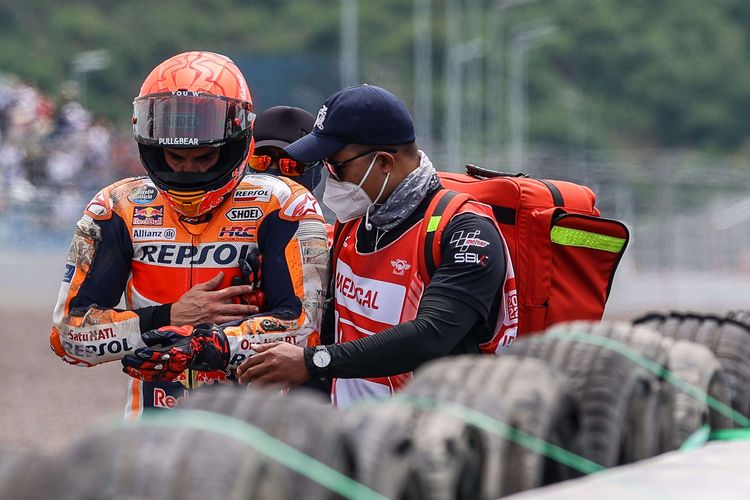 Pebalap Repsol Honda Team, Marc Marquez usai terjatuh melakukan warm up atau sesi pemanasan di Pertamina Mandalika International Street Circuit, Praya, Lombok Tengah, NTB, Minggu (20/3/2022). Marc Marquez mengalami highside crash saat berupaya membelokkan motor RC213V di Tikungan 7.