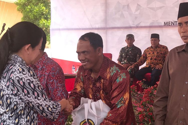 Menteri Koordinator Bidang Pembangunan Manusia dan Kebudayaan (Menko PMK) memberi bantuan kepada korban gempa di Kecamatan Alas Barat, Sumbawa, NTB, Selasa (19/11/2018).
