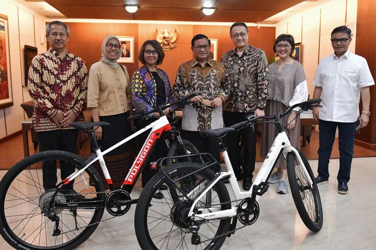 Polygon E-bike Centenary diserah terima kepada Sekretaris Kabinet, Dr. Ir. Pramono Anung Wibowo, M.M. pada 19 Oktober 2022 di Kantor Sekretariat Kabinet, Jakarta.