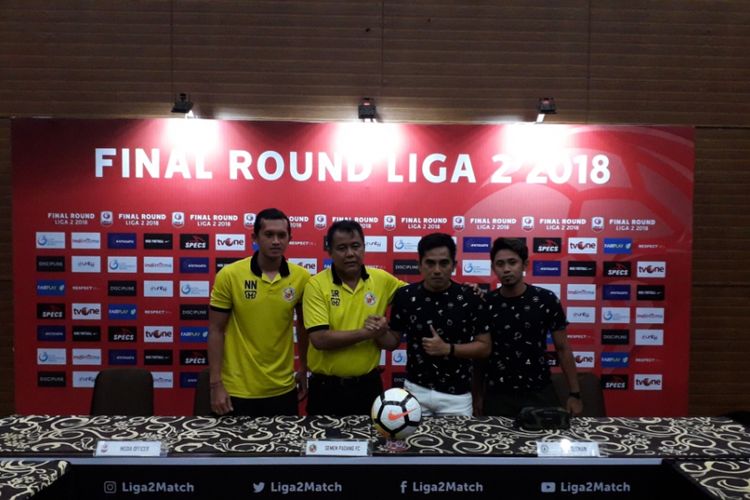 Konferensi pers jelang final Liga 2 yang dihadiri pelatih Semen Padang Syafrianto Rusli dan pelatih PSS Sleman Seto Nurdiantoro (tengah) di Sentul, Bogor, Senin (3/12/2018). Final Liga 2 akan berlangsung di Stadion Pakansari, Cibinong, Kabupaten, Bogor pada Selasa (4/12/2018).