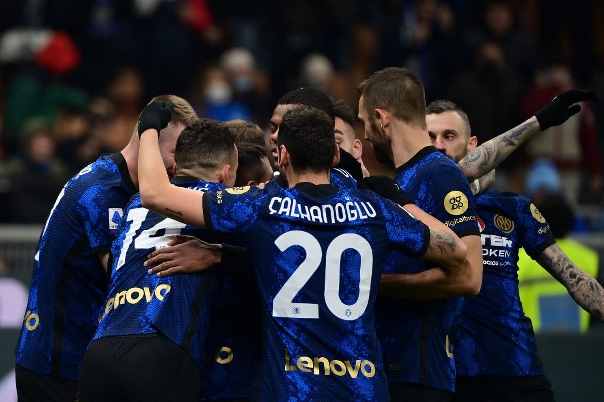Para pemain Inter Milan merayakan gol kedua mereka ke gawang Cagliari pada laga pekan ke-17 Liga Italia di Stadion Giuseppe Meazza, Senin (13/12/2021) dini hari WIB.