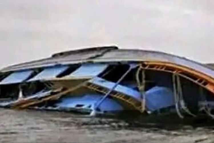 Tangkapan layar video milik Al Jazeera menunjukkan kapal tenggelam di Sungai Nigeri pada Selasa (13/6/2023). Lebih dari 100 orang tewas dalam insiden itu. Kapal tersebut dilaporkan membawa rombongan keluarga dari Negara Bagian Kwara yang baru menghadiri pesta pernikahan di Negara Bagian Niger yang berdekatan.