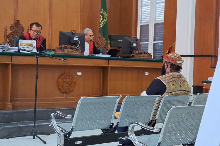 Terdakwa mantan Bupati Memberamo Tengah, Ricky Ham Pagawak saat membcakan pledoi atau nota pembelaannya dalam persidangan di Ruang Haripin Tumpa, Pengadilan Negeri (PN) Tipikor Makassar, Sulsel. Selasa (21/11/2023).