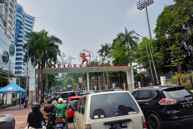Penonton konser Coldplay berdatangan, arus lalu lintas di area GBK, Jakarta Pusat mulai macet, Rabu (15/11/2023).