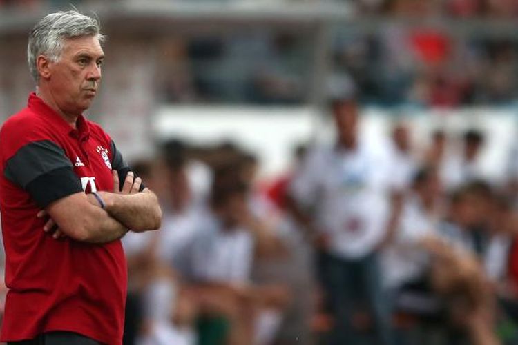 Pelatih Bayern Muenchen, Carlo Ancelotti, menyaksikan pertandingan timnya melawan SpVgg Landshut pada pertandingan uji coba di Landshut, Jerman Selatan, Sabtu (23/7/2016).