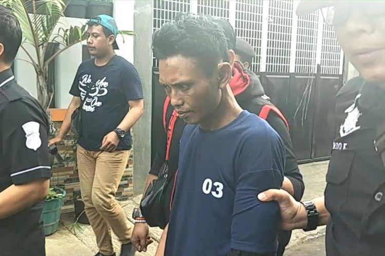 Jumharyoni yang bunuh istrinua di rumah kontrakannya, Jalan Dukuh V, Kramat Jati, Jakarta Timur jalani rekonstruksi, Kamis (15/8/2019).