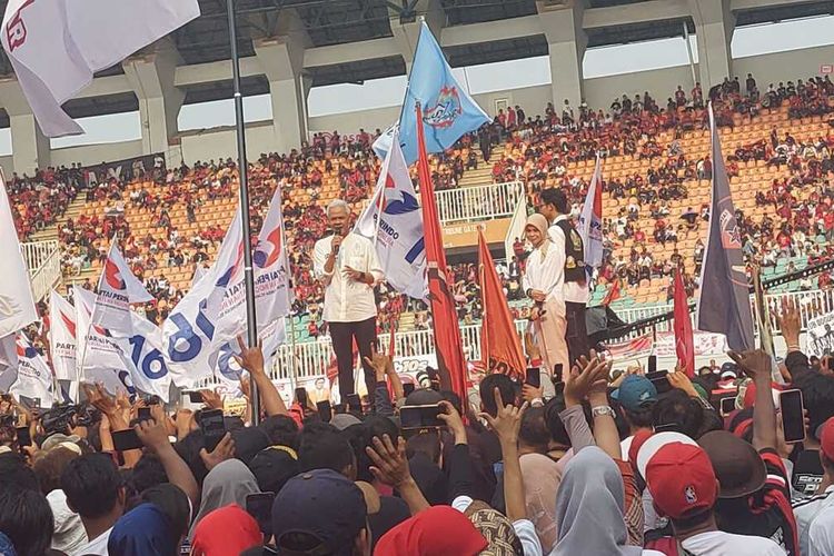 Saat calon presiden nomor urut 3 Ganjar Pranowo berpidato di kampanye akbar bertajuk Hajatan Rakyat di Stadion Pakansari, Cibinong, Kabupaten Bogor, Jawa Barat, Jumat (9/2/2024).