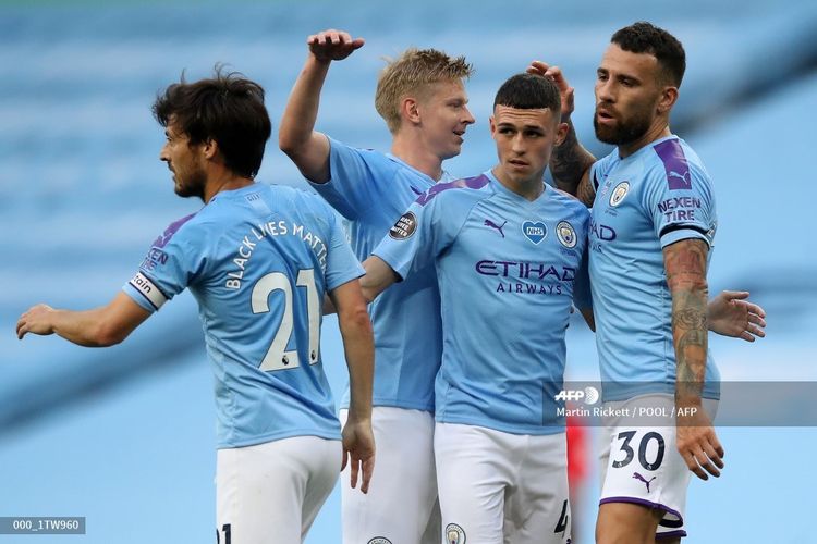 David Silva (kiri) merayakan gol Phil Foden (ketiga dari kiri) bersama pemain lainnya pada laga Man City vs Burnley di Stadion Etihad yang merupakan lanjutan pekan ke-30 Premier League, kasta teratas Liga Inggris, Senin 22 Juni 2020.