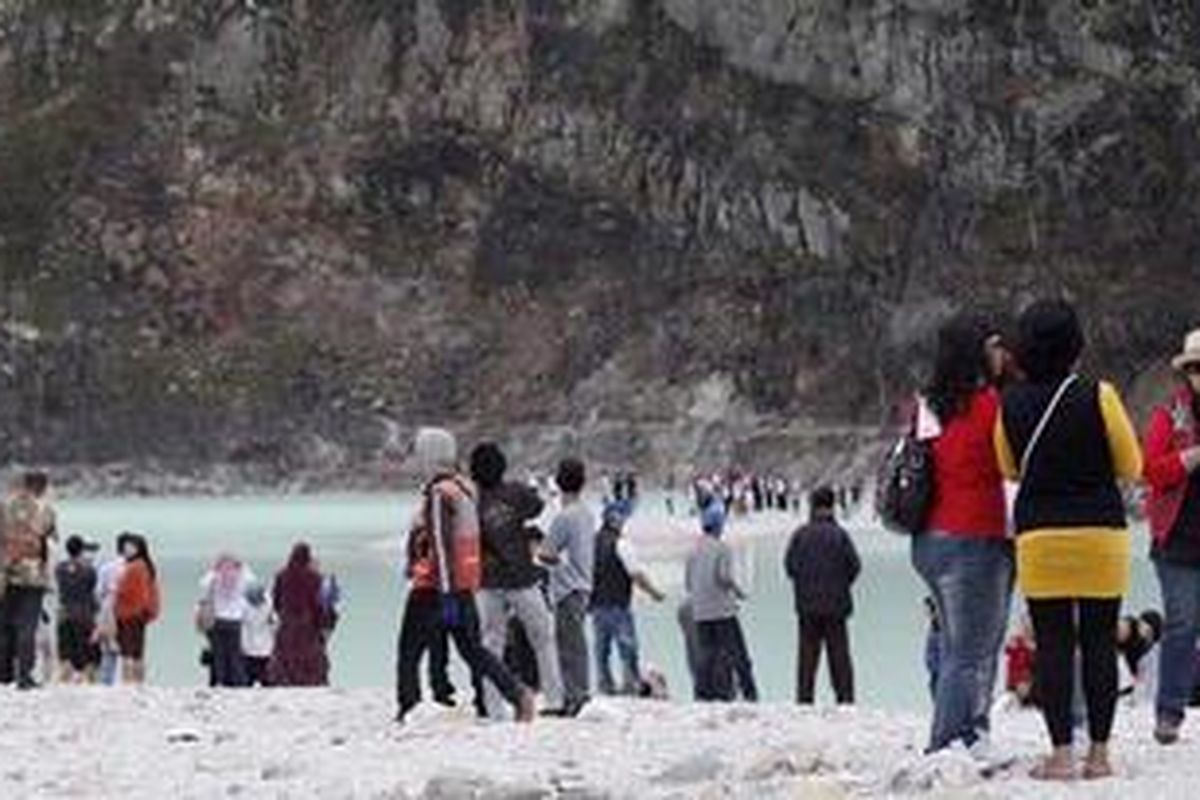 Wisatawan lokal dan mancanegara memadati lokasi wisata Kawah Putih di Ciwidey, Kabupaten Bandung, Jawa Barat, Minggu (26/2/2012). Bandung Selatan memiliki potensi wisata yang besar, namun tidak didukung dengan infrastruktur yang memadai, termasuk lokasi Kawah Putih tersebut. 