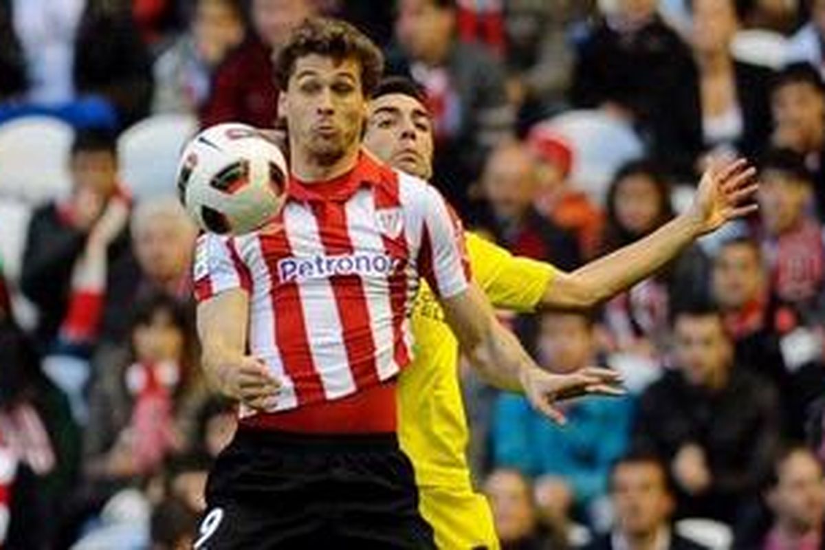 Penyerang Athletic, Bilbao Fernando Llorente, berebut bola dengan gelandang Villarreal, Bruno Soriano, pada lanjutan Liga BBVA, Minggu (20/3/2011).