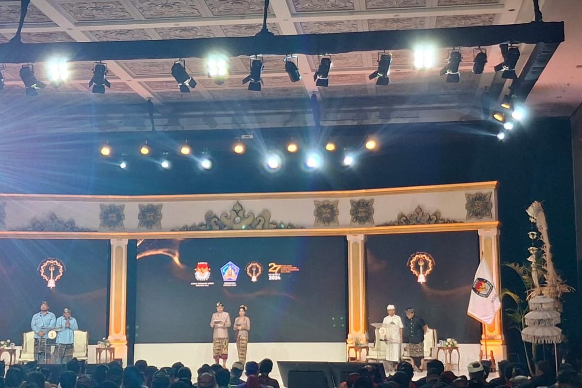 Debat publik ketiga anatara calon gubernur dan wakil gubernur Bali, I Made Muliawan Arya alias De Gadjah-Putu I Agus Suradnyana alias PAS, dan I Wayan Koster-I Nyoman Giri Prasta, berlansung di Hotel BNCC Nusa Dua, Badung, Bali, pada Rabu (20/11/2024) malam. KOMPAS.com/ Yohanes Valdi Seriang Ginta