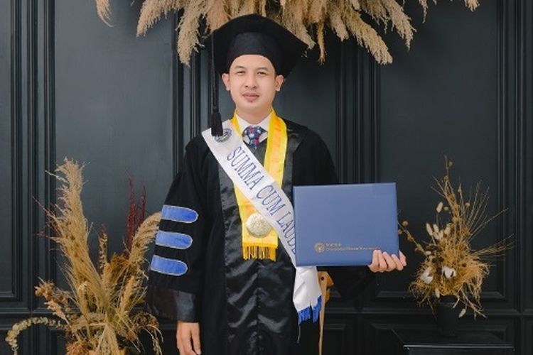 Martono jalani wisuda dengan meraih gelar Doktor di Universitas Negeri Yogyakarta (UNY) pada Sabtu (27/5/2023).