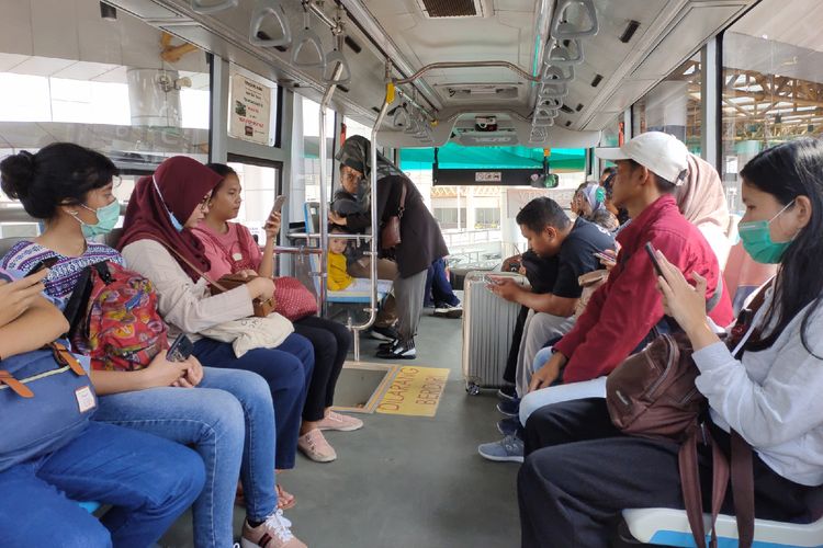 Suasana dalam shuttle bus BSD Link menuju ICE BSD, tempat berlangsungnya BBW Jakarta 2020, Rabu (11/3/2020). Shuttle bus ini tidak dipungut biaya alias gratis menuju pameran buku BBW Jakarta 2020.