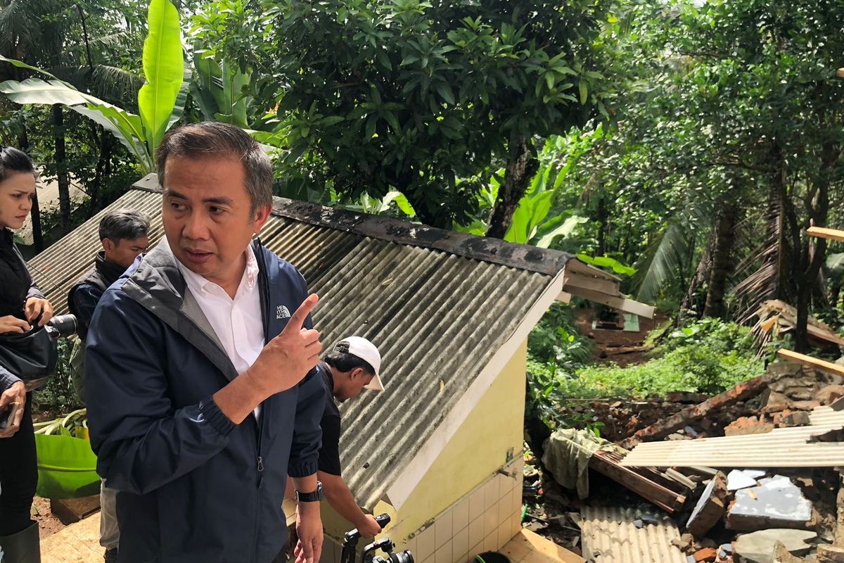 Pj Gunernur Jawa Barat, Bey Machmudin saat meninjau lokasi pergerakan tanah di Kampung Cohonje, Desa Sukamaju, Kecamatan Cikembar, Kabupaten Sukabumi, Jawa Barat pada Kamis (5/12/2024).