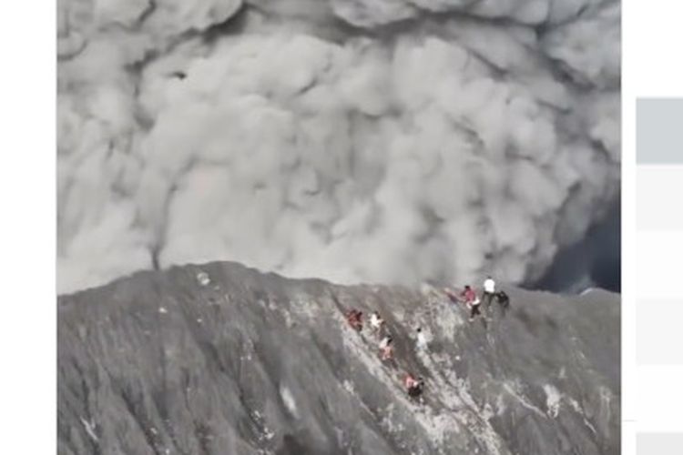 Foto : Penjelasan PVMBG Soal Video Pendaki Berlarian Menjauhi Kawah ...