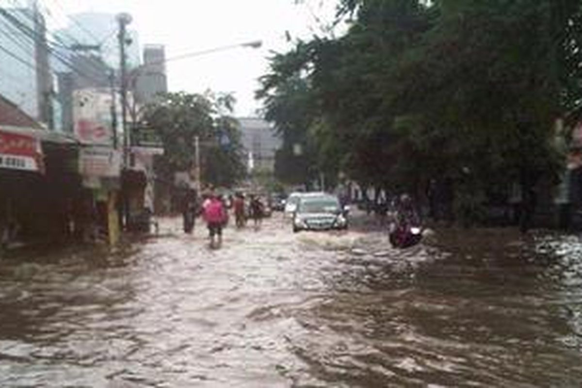 Sejumlah kendaraan tampak menerobos banjir di depan Rumah Sakit Mintohardjo, Bendungan Hilir, Jakarta Pusat