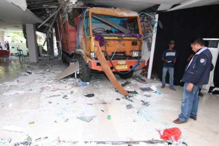 Truk bernomor polisi AG 8806 UB menabrak Gedung Kesenian Balikpapan, Kalimantan Timur, Sabtu (22/7/2023). Tak ada korban jiwa dalam insiden ini.