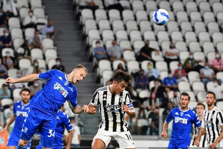 Duel udara antara Paulo Dybala dan Ardian Ismajili dalam laga pekan kedua Liga Italia 2021-2022, Juventus vs Empoli, di Stadion Allianz, Minggu (29/8/2021) dini hari WIB. 