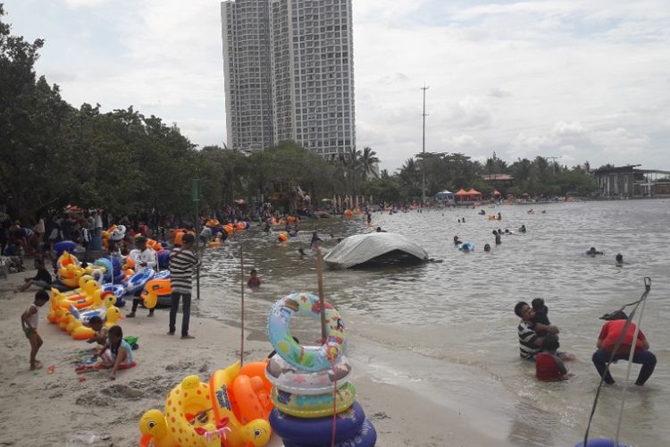 Suasana Pantai Beach Pool Ancol pada libur Natal, Selasa (25/12/2018).