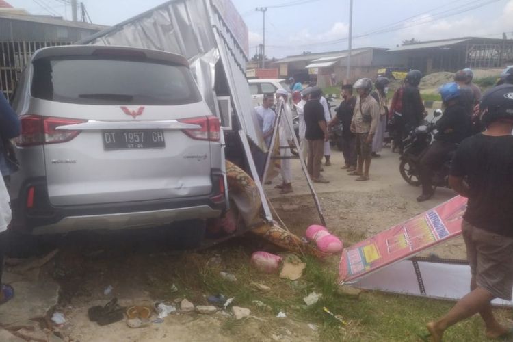 Mobil dengan kecepatan tinggi, menabrak konter pulsa hingga menewaskan seorang bocah laki laki di Kendari..