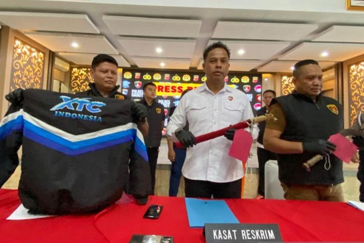 Polisi menunjukkan barang bukti kasus pembunuhan pria lansia saat jumpa pers di Markas Polres Garut, Jawa Barat, Kamis (9/5/2024).