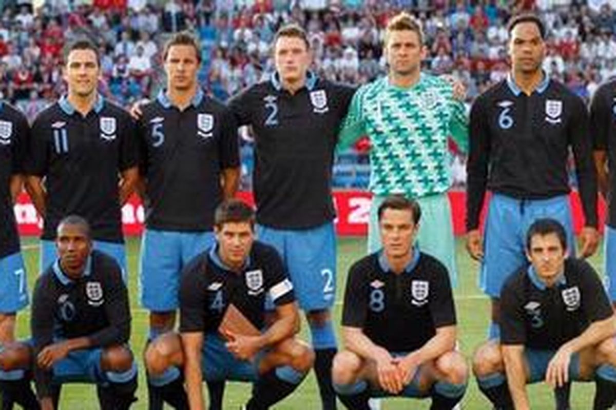Skuad Inggris ketika beruji coba melawan tuan rumah Norwegia di Stadion Ullevaal, Oslo, Sabtu (26/5/2012). Dari kiri ke kanan: James Milner, Stewart Downing, Phil Jagielka, Phil Jones, kiper Robert Green, Joleon Lescott, Andy Carroll, Ashley Young, Steven Gerrard, Scott Parker, dan Leighton Baines.